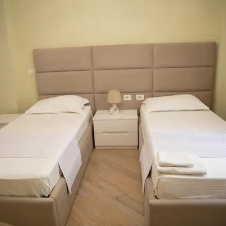 Hotel Merkaj *